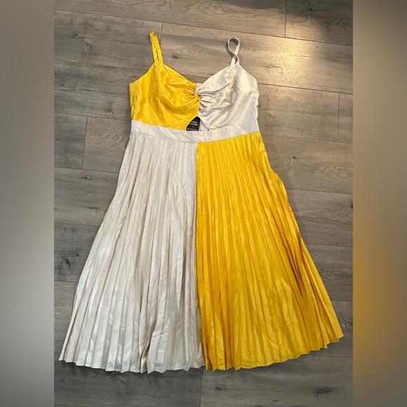 Eloquii x Melissa Mercedes dress - Picture 2 of 5